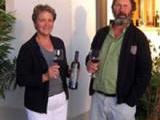Familie Rieger mit einem guten Schluck Wein