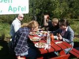 Draussen bei Sonnenschein gemeinsam das Essen und Trinken genieen