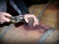 Der Kellermeister probiert die Weine aus dem Barrique Der Kellermeister probiert die Weine aus dem Barrique