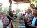 beim grillen mit einer Weinpobe beim grillen mit einer Weinpobe