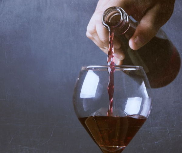 Kann ein Glas Rotwein wirklich das Sporttraining ersetzen?