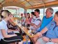 Weinprobe während der Traktorfahrt
